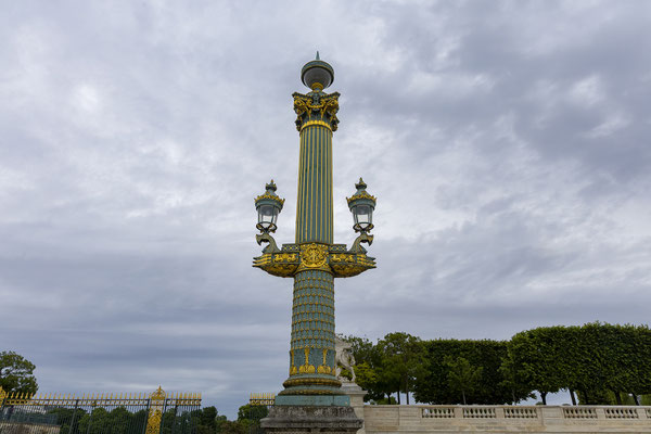 Nach dem Museumsbesuch spazieren wir über die Place de la Concorde.