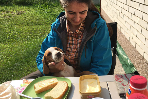 11.9. Frühstück mit dem netten Hund der Familie. 