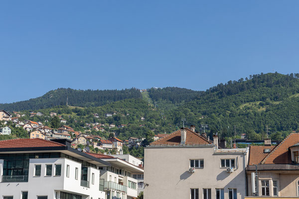 Wir blicken entlang der Gondeltrasse zurück auf den Trebević. 