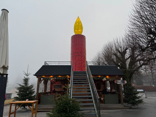 Die roten Kerzen sind das Markenzeichen von St. Gilgen.
