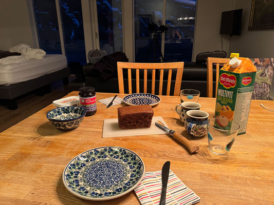 Nach der Nordlichtshow am frühen Morgen schlafen wir noch ein paar Stündchen und frühstücken gemütlich während die Sonne aufgeht.