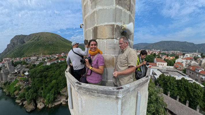 Die Moschee ist bekannt für ihr begehbares Minarett. Das lassen wir uns nicht entgehen und sind mit 3 weiteren Personen die ersten Besucher des Tages. Nicht unwesentlich in Anbetracht der engen Wendeltreppe und des engen Balkons ;-).