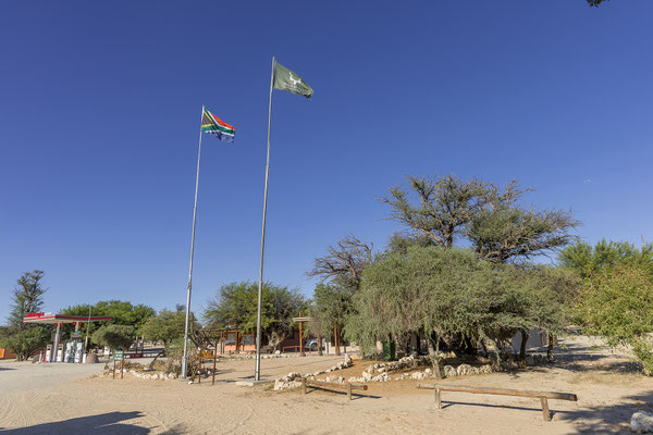 08.03. Wir erreichen Nossob und holen unser bestelltes Brot im Shop ab, ausgezeichnet!