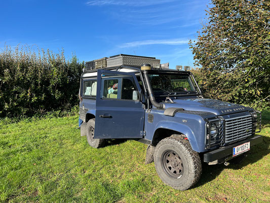 Wir stehen auf einer ruhigen Wiese am Camping Château de Bélon.
