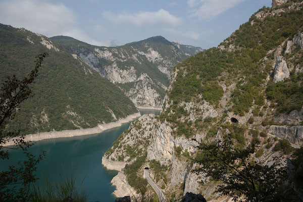 11.9. Mit Blick auf den Piva Stausee nähern wir uns der 2. Hälfte des Durmitor Rings (wieder zurück nach Žabljak) 