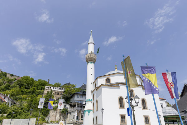 Die Esme Sultanija Moschee aus 1773 wurde im Krieg komplett zerstört und danach wieder aufgebaut. Sie ist eine der wenigen nach einer Frau benannten Moscheen. 