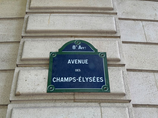 Nach dem Besuch des Triumphbogens spazieren wir die Champs-Élysées entlang. 