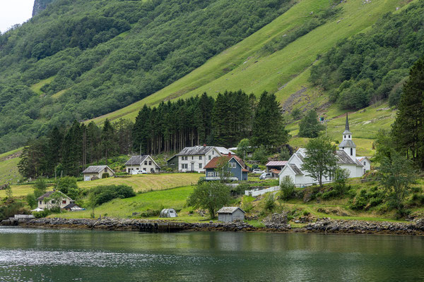 Fjordkreuzfahrt durch den Nærøyfjord von Flåm nach Gundvangen 