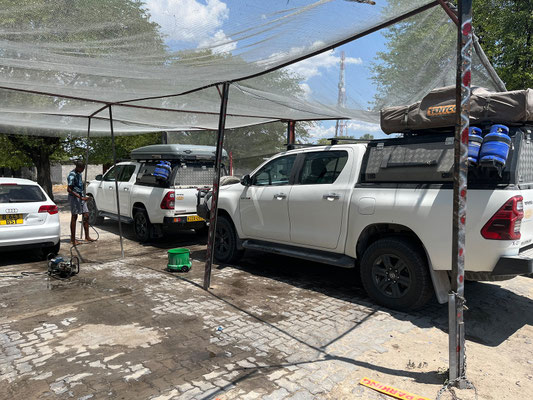 17.03. Maun: dann lassen wir die Autos waschen und gehen zu Shoprite.