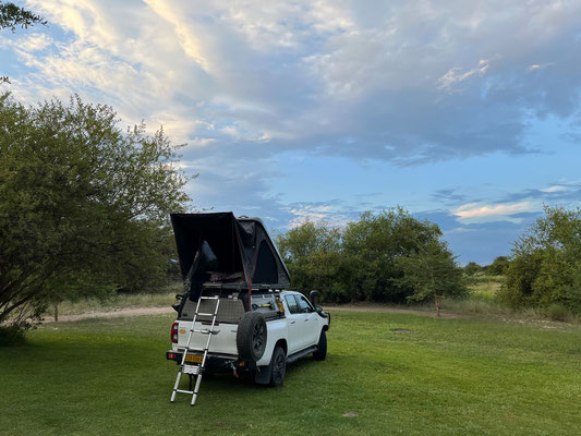 24.03. Hakusembe River Lodge, Campsite #4: wir packen zusammen und frühstücken dann sehr gut in der Lodge.