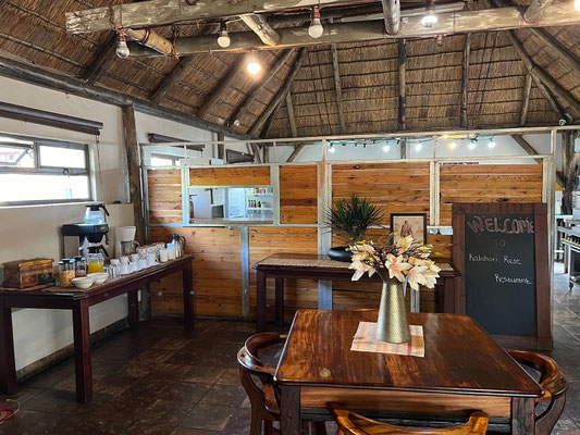12.03. Wir lassen uns ein ausgezeichnetes Frühstück in der Kalahari Rest Lodge schmecken.