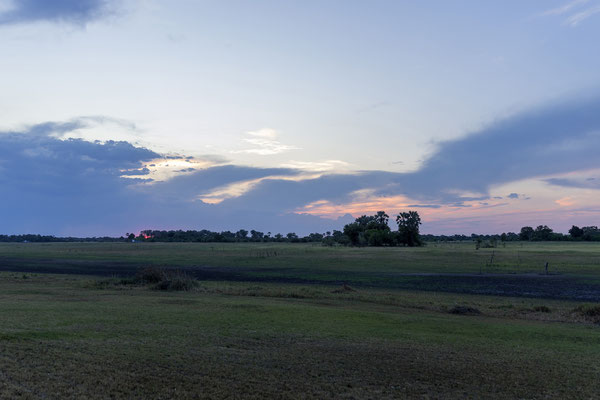 17.03. Thamalakane River Lodge: wir genießen die schöne Abendstimmung, Wasser ist um diese Jahreszeit keines im Thamalakane.