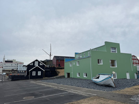 Auf der Snæfellsnes Halbinsel fahren wir nach Stykkisholmúr und spazieren durch den netten Ort. Heute begleitet uns übrigens bereits de ganzen Tag eisiger Wind, winterlich ;-)