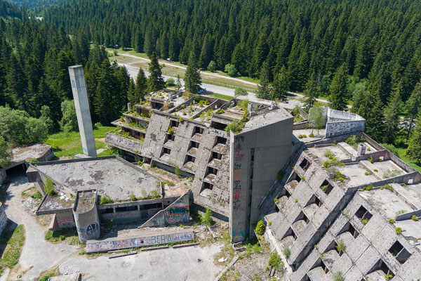 Kurz vor Sarajevo sehen wir uns das ehem. Olympiahotel Igman an.