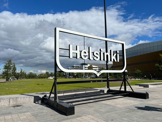 12.08. der Helsinki Schriftzug vor der Oodi Bibliothek ist ein beliebtes Fotomotiv.