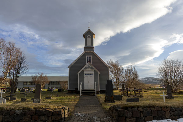 Reykholt war im Mittelalter eines der geistigen Zentren der Insel und Pfarrsitz. Die Holzkirche stammt aus 1886-87, die neue Kirche wurde 1996 geweiht. 