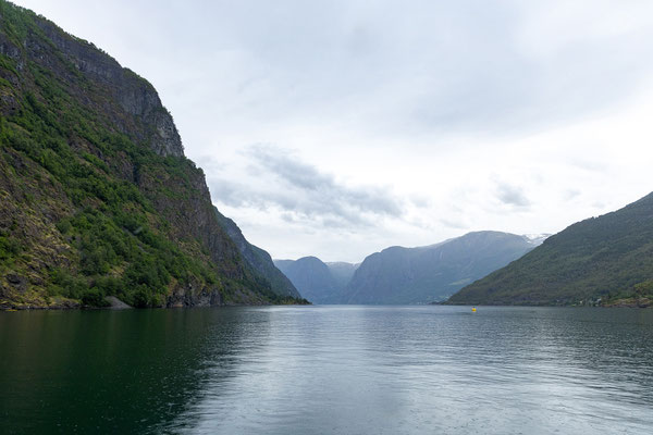 Fjordkreuzfahrt durch den Nærøyfjord von Flåm nach Gundvangen 