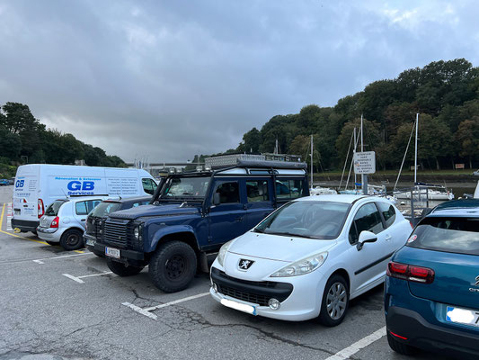 Wir finden einen freien Parkplatz am Hafen von Auray ...