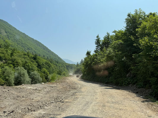 Um und in Jablanica sind die schweren Schäden nach dem Hochwasser 2024 immer noch deutlich zu sehen.
