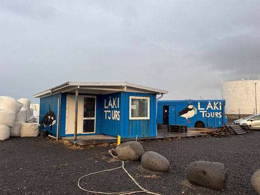 Gegen 13:30 sind wir dann bei Láki Tours, wo um 14:00 unsere Waltour startet.