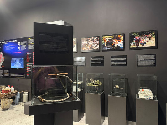 Im interessanten (und gleichzeitig bedrückenden) "Museum of genozide and war victims" verdeutlichen Augenzeugenberichte die Gräuel des Bosnienkrieges. 