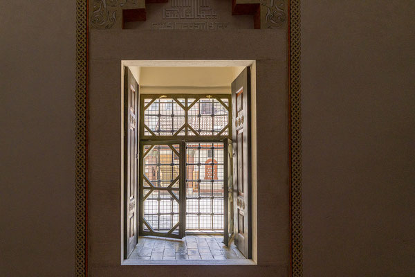 Darunter eine Moschee, eine Medrese, ein Hamam und eine Bibliothek. 