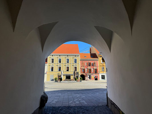 ... spazieren wir auf den Hauptplatz.