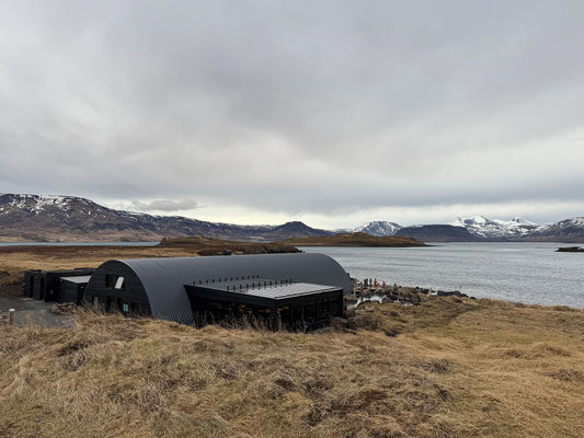 Im Hvalfjörður liegen auch die Hvammsvik Hot Springs.