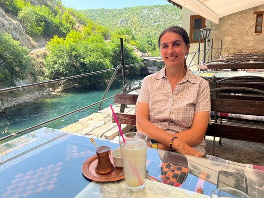 Im hübschen Gastgarten vor der Tekke trinken wir Kaffee und Limonade!