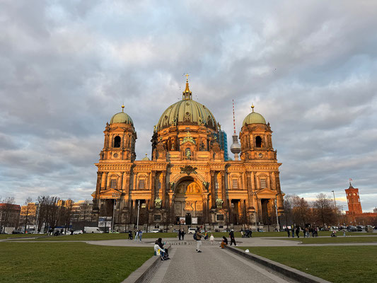 Der Tag endet mit einer schönen Abendsstimmung: Berliner Dom