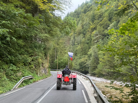 Auch die Oldtimer Traktoren haben heute Ausfahrt.