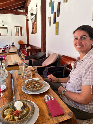 Gefülltes Gemüse für Helmut und der Kalbseintopf Mućkalica schmecken ausgezeichnet.
