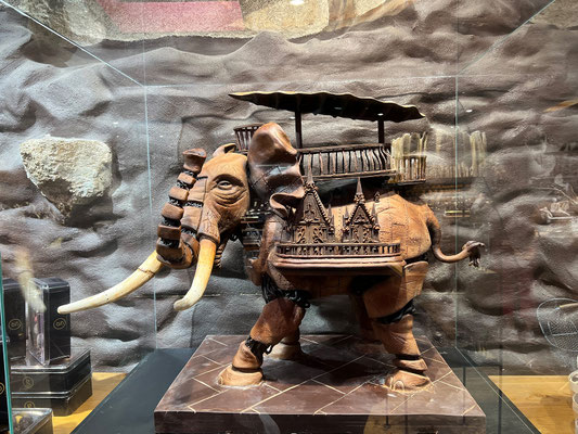 Concarneau - Ville close (der Grand Elefant der Machines de l'île aus Schokolade)