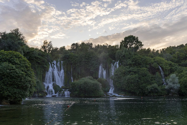 Der Fluss Trebižat stürzt über einen etwa 120 m breiten, halbkreisförmigen Hang in die Tiefe und bildet so die Kravica Wasserfälle mit etwa 28 m Fallhöhe, je nach Wasserstand.
