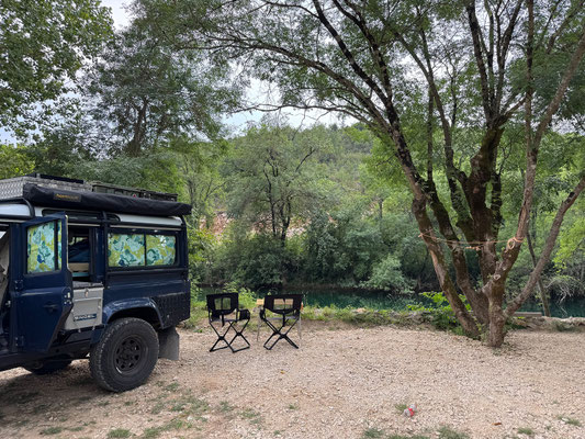 Unser letztes Ziel heute sind die Kravica Wasserfälle. Wir suchen uns einen schönen Platz am Fluss im Autokamp bei den Wasserfällen.