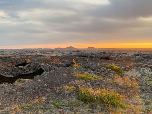 29.07. Auf der Heimfahrt nach Grindavík erleben wir einen tollen Sonnenuntergang in der Nähe der Blauen Lagune.