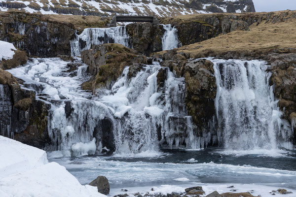 Auch ohne Schnee ist der gefrorene Wasserfall eindrucksvoll.