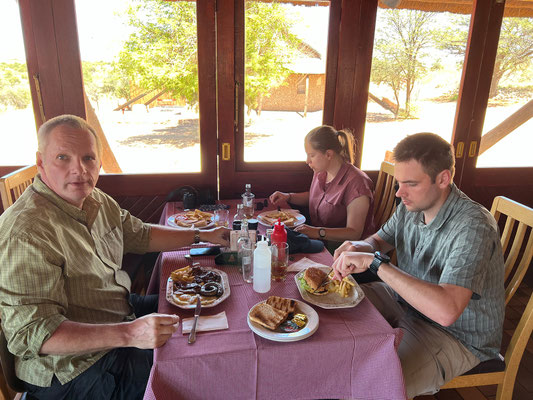 05.03. In Twee Rivieren gibts einen Snack. Natürlich besuchen wir auch den gut sortierten Shop und tanken.