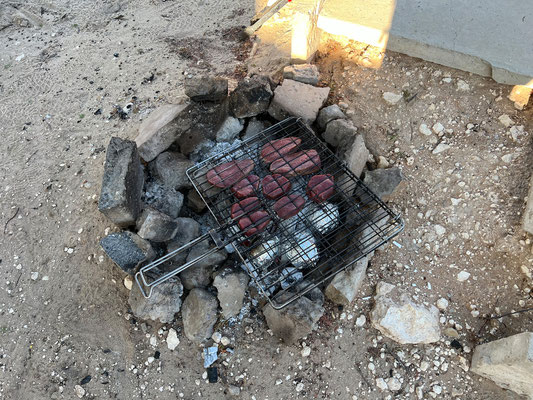 09.03. Bosobogolo 02 Campsite: Kudu und Hartebeest mit Gemsquash und Curryreis stehen heute am Menü.