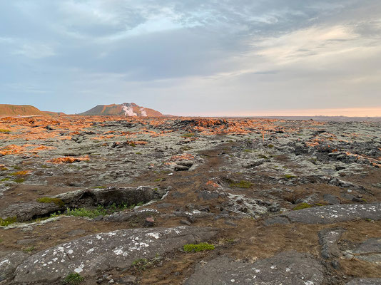 29.07. Auf der Heimfahrt nach Grindavík erleben wir einen tollen Sonnenuntergang in der Nähe der Blauen Lagune.