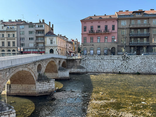 Mit dem Taxi sind wir in wenigen Minuten im Zentrum und spazieren über die Lateinerbrücke, wo 1914 Franz Ferdinand ermordet wurde.