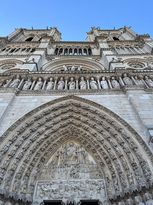 Von der Pont Neuf gehts zur Notre-Dame. Für 9:15 haben wir Tickets.