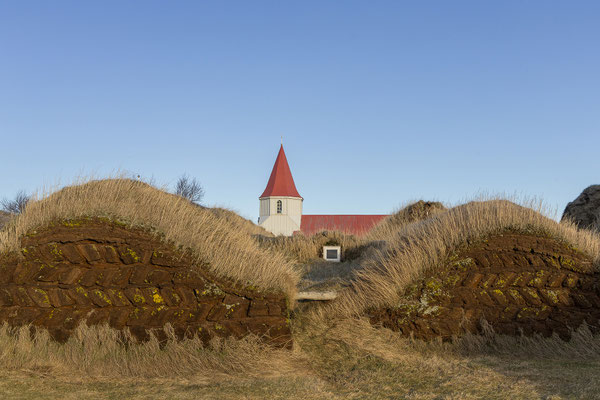 Seit dem frühen 11. Jh. gibt es in Glaumbær eine Kirche, die heutige Glaumbæjarkirkja stammt aus 1926.