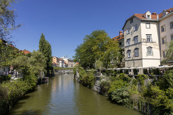 Dann überqueren wir die Ljubljanica ...