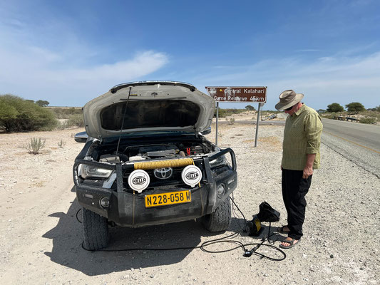 ... bis zur Teerstraße bei Rakops. Sie ist weit weniger tiefsandig als vor 1,5 Jahren im Oktober.