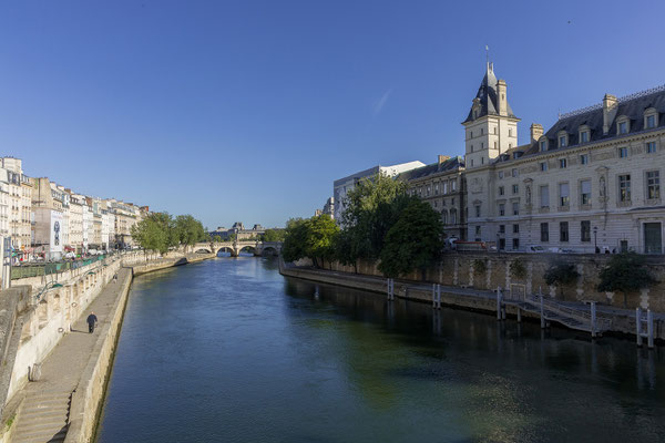Am 23.5. starten wir mit einem tollen Frühstück und spazieren dann entlang der Seine zur Pont Neuf.