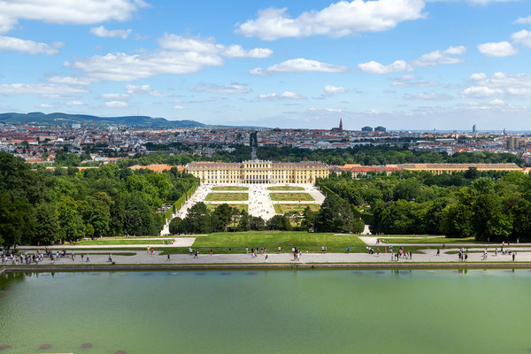 02.07. Blick von der Gloriette auf das Schloss und Wien