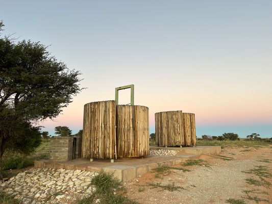 06.03. Um 6:30 sind wir abfahrbereit. Im Morgenlicht erscheinen auch Klo- und Duschschnecke malerisch.