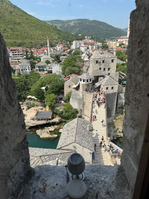 ... und haben einen tollen Blick auf die Brücke aus dem obersten Stockwerk.