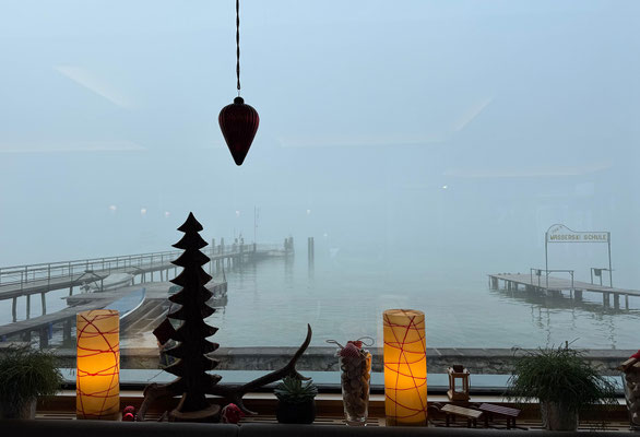 In Strobl essen wir mit Seeblick sehr gut zu Mittag.